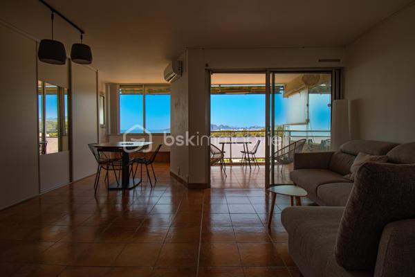 Découvrez ce magnifique appartement entièrement rénové, situé au premier étage, où confort, luminosité et panorama exceptionnel se conjuguent à la perfection.

Il se compose d'une entrée, d'une salle d'eau contemporaine, d'un coin nuit et d'un agréable séjour avec cuisine ouverte. Véritable pièce maîtresse de l'appartement, la belle terrasse vous offre une vue à couper le souffle sur la mer, l'Île Verte et toute la baie de La Ciotat.

À seulement 5 minutes à pied de la plage, profitez pleinement de la douceur de vivre méditerranéenne : baignades matinales, promenades en bord de mer et couchers de soleil deviendront votre quotidien.

Entièrement rénové avec goût, ce bien ne nécessite aucun travaux. Il conviendra parfaitement comme résidence principale, pied-à-terre ou investissement locatif.

Les atouts :

Appartement entièrement rénové
Premier étage
Coin nuit
Séjour avec cuisine ouverte
Belle terrasse avec vue mer panoramique
Vue imprenable sur l'Île Verte et toute la baie de La Ciotat
Plage accessible en seulement 5 minutes à pied
Aucun travaux à prévoir

Un bien rare, où chaque journée a le goût des vacances.