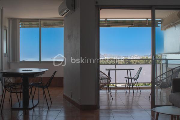 Découvrez ce magnifique appartement entièrement rénové, situé au premier étage, où confort, luminosité et panorama exceptionnel se conjuguent à la perfection.

Il se compose d'une entrée, d'une salle d'eau contemporaine, d'un coin nuit et d'un agréable séjour avec cuisine ouverte. Véritable pièce maîtresse de l'appartement, la belle terrasse vous offre une vue à couper le souffle sur la mer, l'Île Verte et toute la baie de La Ciotat.

À seulement 5 minutes à pied de la plage, profitez pleinement de la douceur de vivre méditerranéenne : baignades matinales, promenades en bord de mer et couchers de soleil deviendront votre quotidien.

Entièrement rénové avec goût, ce bien ne nécessite aucun travaux. Il conviendra parfaitement comme résidence principale, pied-à-terre ou investissement locatif.

Les atouts :

Appartement entièrement rénové
Premier étage
Coin nuit
Séjour avec cuisine ouverte
Belle terrasse avec vue mer panoramique
Vue imprenable sur l'Île Verte et toute la baie de La Ciotat
Plage accessible en seulement 5 minutes à pied
Aucun travaux à prévoir

Un bien rare, où chaque journée a le goût des vacances.