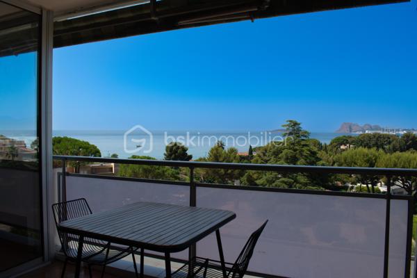 Découvrez ce magnifique appartement entièrement rénové, situé au premier étage, où confort, luminosité et panorama exceptionnel se conjuguent à la perfection.

Il se compose d'une entrée, d'une salle d'eau contemporaine, d'un coin nuit et d'un agréable séjour avec cuisine ouverte. Véritable pièce maîtresse de l'appartement, la belle terrasse vous offre une vue à couper le souffle sur la mer, l'Île Verte et toute la baie de La Ciotat.

À seulement 5 minutes à pied de la plage, profitez pleinement de la douceur de vivre méditerranéenne : baignades matinales, promenades en bord de mer et couchers de soleil deviendront votre quotidien.

Entièrement rénové avec goût, ce bien ne nécessite aucun travaux. Il conviendra parfaitement comme résidence principale, pied-à-terre ou investissement locatif.

Les atouts :

Appartement entièrement rénové
Premier étage
Coin nuit
Séjour avec cuisine ouverte
Belle terrasse avec vue mer panoramique
Vue imprenable sur l'Île Verte et toute la baie de La Ciotat
Plage accessible en seulement 5 minutes à pied
Aucun travaux à prévoir

Un bien rare, où chaque journée a le goût des vacances.