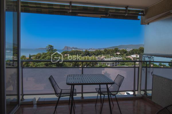 Découvrez ce magnifique appartement entièrement rénové, situé au premier étage, où confort, luminosité et panorama exceptionnel se conjuguent à la perfection.

Il se compose d'une entrée, d'une salle d'eau contemporaine, d'un coin nuit et d'un agréable séjour avec cuisine ouverte. Véritable pièce maîtresse de l'appartement, la belle terrasse vous offre une vue à couper le souffle sur la mer, l'Île Verte et toute la baie de La Ciotat.

À seulement 5 minutes à pied de la plage, profitez pleinement de la douceur de vivre méditerranéenne : baignades matinales, promenades en bord de mer et couchers de soleil deviendront votre quotidien.

Entièrement rénové avec goût, ce bien ne nécessite aucun travaux. Il conviendra parfaitement comme résidence principale, pied-à-terre ou investissement locatif.

Les atouts :

Appartement entièrement rénové
Premier étage
Coin nuit
Séjour avec cuisine ouverte
Belle terrasse avec vue mer panoramique
Vue imprenable sur l'Île Verte et toute la baie de La Ciotat
Plage accessible en seulement 5 minutes à pied
Aucun travaux à prévoir

Un bien rare, où chaque journée a le goût des vacances.