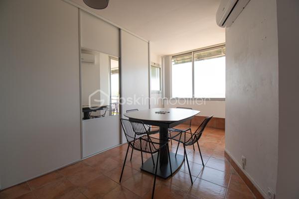 Découvrez ce magnifique appartement entièrement rénové, situé au premier étage, où confort, luminosité et panorama exceptionnel se conjuguent à la perfection.

Il se compose d'une entrée, d'une salle d'eau contemporaine, d'un coin nuit et d'un agréable séjour avec cuisine ouverte. Véritable pièce maîtresse de l'appartement, la belle terrasse vous offre une vue à couper le souffle sur la mer, l'Île Verte et toute la baie de La Ciotat.

À seulement 5 minutes à pied de la plage, profitez pleinement de la douceur de vivre méditerranéenne : baignades matinales, promenades en bord de mer et couchers de soleil deviendront votre quotidien.

Entièrement rénové avec goût, ce bien ne nécessite aucun travaux. Il conviendra parfaitement comme résidence principale, pied-à-terre ou investissement locatif.

Les atouts :

Appartement entièrement rénové
Premier étage
Coin nuit
Séjour avec cuisine ouverte
Belle terrasse avec vue mer panoramique
Vue imprenable sur l'Île Verte et toute la baie de La Ciotat
Plage accessible en seulement 5 minutes à pied
Aucun travaux à prévoir

Un bien rare, où chaque journée a le goût des vacances.