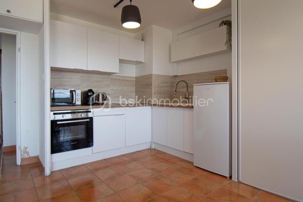 Découvrez ce magnifique appartement entièrement rénové, situé au premier étage, où confort, luminosité et panorama exceptionnel se conjuguent à la perfection.

Il se compose d'une entrée, d'une salle d'eau contemporaine, d'un coin nuit et d'un agréable séjour avec cuisine ouverte. Véritable pièce maîtresse de l'appartement, la belle terrasse vous offre une vue à couper le souffle sur la mer, l'Île Verte et toute la baie de La Ciotat.

À seulement 5 minutes à pied de la plage, profitez pleinement de la douceur de vivre méditerranéenne : baignades matinales, promenades en bord de mer et couchers de soleil deviendront votre quotidien.

Entièrement rénové avec goût, ce bien ne nécessite aucun travaux. Il conviendra parfaitement comme résidence principale, pied-à-terre ou investissement locatif.

Les atouts :

Appartement entièrement rénové
Premier étage
Coin nuit
Séjour avec cuisine ouverte
Belle terrasse avec vue mer panoramique
Vue imprenable sur l'Île Verte et toute la baie de La Ciotat
Plage accessible en seulement 5 minutes à pied
Aucun travaux à prévoir

Un bien rare, où chaque journée a le goût des vacances.