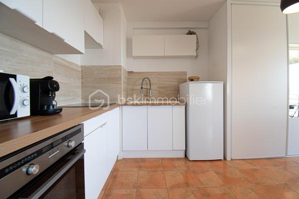 Découvrez ce magnifique appartement entièrement rénové, situé au premier étage, où confort, luminosité et panorama exceptionnel se conjuguent à la perfection.

Il se compose d'une entrée, d'une salle d'eau contemporaine, d'un coin nuit et d'un agréable séjour avec cuisine ouverte. Véritable pièce maîtresse de l'appartement, la belle terrasse vous offre une vue à couper le souffle sur la mer, l'Île Verte et toute la baie de La Ciotat.

À seulement 5 minutes à pied de la plage, profitez pleinement de la douceur de vivre méditerranéenne : baignades matinales, promenades en bord de mer et couchers de soleil deviendront votre quotidien.

Entièrement rénové avec goût, ce bien ne nécessite aucun travaux. Il conviendra parfaitement comme résidence principale, pied-à-terre ou investissement locatif.

Les atouts :

Appartement entièrement rénové
Premier étage
Coin nuit
Séjour avec cuisine ouverte
Belle terrasse avec vue mer panoramique
Vue imprenable sur l'Île Verte et toute la baie de La Ciotat
Plage accessible en seulement 5 minutes à pied
Aucun travaux à prévoir

Un bien rare, où chaque journée a le goût des vacances.