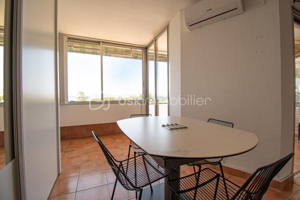 Découvrez ce magnifique appartement entièrement rénové, situé au premier étage, où confort, luminosité et panorama exceptionnel se conjuguent à la perfection.

Il se compose d'une entrée, d'une salle d'eau contemporaine, d'un coin nuit et d'un agréable séjour avec cuisine ouverte. Véritable pièce maîtresse de l'appartement, la belle terrasse vous offre une vue à couper le souffle sur la mer, l'Île Verte et toute la baie de La Ciotat.

À seulement 5 minutes à pied de la plage, profitez pleinement de la douceur de vivre méditerranéenne : baignades matinales, promenades en bord de mer et couchers de soleil deviendront votre quotidien.

Entièrement rénové avec goût, ce bien ne nécessite aucun travaux. Il conviendra parfaitement comme résidence principale, pied-à-terre ou investissement locatif.

Les atouts :

Appartement entièrement rénové
Premier étage
Coin nuit
Séjour avec cuisine ouverte
Belle terrasse avec vue mer panoramique
Vue imprenable sur l'Île Verte et toute la baie de La Ciotat
Plage accessible en seulement 5 minutes à pied
Aucun travaux à prévoir

Un bien rare, où chaque journée a le goût des vacances.