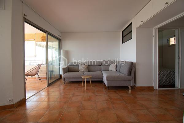 Découvrez ce magnifique appartement entièrement rénové, situé au premier étage, où confort, luminosité et panorama exceptionnel se conjuguent à la perfection.

Il se compose d'une entrée, d'une salle d'eau contemporaine, d'un coin nuit et d'un agréable séjour avec cuisine ouverte. Véritable pièce maîtresse de l'appartement, la belle terrasse vous offre une vue à couper le souffle sur la mer, l'Île Verte et toute la baie de La Ciotat.

À seulement 5 minutes à pied de la plage, profitez pleinement de la douceur de vivre méditerranéenne : baignades matinales, promenades en bord de mer et couchers de soleil deviendront votre quotidien.

Entièrement rénové avec goût, ce bien ne nécessite aucun travaux. Il conviendra parfaitement comme résidence principale, pied-à-terre ou investissement locatif.

Les atouts :

Appartement entièrement rénové
Premier étage
Coin nuit
Séjour avec cuisine ouverte
Belle terrasse avec vue mer panoramique
Vue imprenable sur l'Île Verte et toute la baie de La Ciotat
Plage accessible en seulement 5 minutes à pied
Aucun travaux à prévoir

Un bien rare, où chaque journée a le goût des vacances.