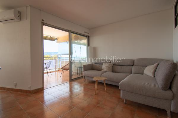 Découvrez ce magnifique appartement entièrement rénové, situé au premier étage, où confort, luminosité et panorama exceptionnel se conjuguent à la perfection.

Il se compose d'une entrée, d'une salle d'eau contemporaine, d'un coin nuit et d'un agréable séjour avec cuisine ouverte. Véritable pièce maîtresse de l'appartement, la belle terrasse vous offre une vue à couper le souffle sur la mer, l'Île Verte et toute la baie de La Ciotat.

À seulement 5 minutes à pied de la plage, profitez pleinement de la douceur de vivre méditerranéenne : baignades matinales, promenades en bord de mer et couchers de soleil deviendront votre quotidien.

Entièrement rénové avec goût, ce bien ne nécessite aucun travaux. Il conviendra parfaitement comme résidence principale, pied-à-terre ou investissement locatif.

Les atouts :

Appartement entièrement rénové
Premier étage
Coin nuit
Séjour avec cuisine ouverte
Belle terrasse avec vue mer panoramique
Vue imprenable sur l'Île Verte et toute la baie de La Ciotat
Plage accessible en seulement 5 minutes à pied
Aucun travaux à prévoir

Un bien rare, où chaque journée a le goût des vacances.