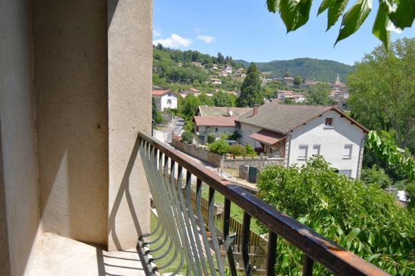 Studio lumineux, refait à neuf avec balcon SAINT MARTIN DE VALAMAS (07)