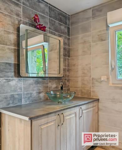 Maison de caractère avec bois et caves troglodytes