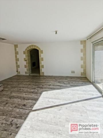 Maison de caractère avec bois et caves troglodytes