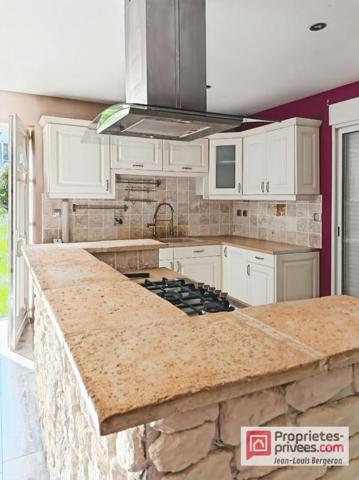 Maison de caractère avec bois et caves troglodytes