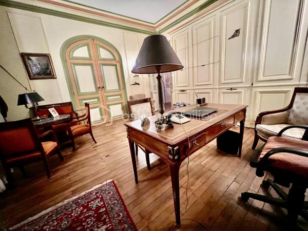 🏛️ POITIERS HYPERCENTRE – ADRESSE D’EXCEPTION AVEC JARDIN PRIVATIF

Au cœur du centre historique de Poitiers, à deux pas de l’Hôtel de Ville, des rues piétonnes, des commerces, restaurants et lieux culturels, découvrez une adresse rare et confidentielle, nichée dans l’un des quartiers les plus prisés de la ville.

Situé au sein d’un immeuble classé à la façade remarquable signée d’un sculpteur reconnu, cet appartement aux allures d’hôtel particulier offre un cadre de vie unique, entre élégance patrimoniale et art de vivre en hypercentre.

Dès l’entrée, le ton est donné : boiseries, volumes et cachet authentique.

Le rez-de-chaussée s’articule autour d’un superbe salon de réception avec cheminée, bibliothèques et éléments anciens, ouvert sur un jardin privatif arboré, véritable écrin de verdure en plein cœur de ville.

Dans la continuité :  
• Une salle à manger chaleureuse  
• Une cuisine indépendante avec baies vitrées sur le jardin  
• Une arrière-cuisine / buanderie  
• Un bureau (ou chambre) avec bibliothèque intégrée  
• Une seconde chambre  
• Une salle d’eau avec WC, accessible à la fois depuis la chambre et de manière indépendante  

À l’étage, accessible par un escalier de caractère :  
• Une chambre avec salle d’eau privative  
• Une salle de bain avec baignoire  
• Un WC indépendant  
• Une vaste terrasse accessible depuis la chambre, surplombant le jardin, ornée d’une élégante balustrade en pierre  

À l’extérieur :  
Un jardin intimiste et arboré, agrémenté d’une terrasse, d’une fontaine et d’un espace de rangement en fond de parcelle, véritable luxe en hypercentre.

Les prestations anciennes ont été préservées : parquets massifs, belles hauteurs sous plafond, cheminées, boiseries… conférant à l’ensemble une atmosphère rare et élégante.

Une cave complète ce bien.

Petite copropriété confidentielle (4 lots).

Possibilité d’acquérir un stationnement à proximité immédiate en supplément.

Un bien unique, destiné aux amateurs de lieux de caractère, alliant emplacement d’exception, histoire et art de vivre. 

Dossier complet et visite sur demande du lundi au samedi de 08h à 20h. 
Les charges annoncées sont celles de l’ensemble de l’immeuble.