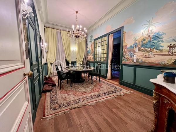 🏛️ POITIERS HYPERCENTRE – ADRESSE D’EXCEPTION AVEC JARDIN PRIVATIF

Au cœur du centre historique de Poitiers, à deux pas de l’Hôtel de Ville, des rues piétonnes, des commerces, restaurants et lieux culturels, découvrez une adresse rare et confidentielle, nichée dans l’un des quartiers les plus prisés de la ville.

Situé au sein d’un immeuble classé à la façade remarquable signée d’un sculpteur reconnu, cet appartement aux allures d’hôtel particulier offre un cadre de vie unique, entre élégance patrimoniale et art de vivre en hypercentre.

Dès l’entrée, le ton est donné : boiseries, volumes et cachet authentique.

Le rez-de-chaussée s’articule autour d’un superbe salon de réception avec cheminée, bibliothèques et éléments anciens, ouvert sur un jardin privatif arboré, véritable écrin de verdure en plein cœur de ville.

Dans la continuité :  
• Une salle à manger chaleureuse  
• Une cuisine indépendante avec baies vitrées sur le jardin  
• Une arrière-cuisine / buanderie  
• Un bureau (ou chambre) avec bibliothèque intégrée  
• Une seconde chambre  
• Une salle d’eau avec WC, accessible à la fois depuis la chambre et de manière indépendante  

À l’étage, accessible par un escalier de caractère :  
• Une chambre avec salle d’eau privative  
• Une salle de bain avec baignoire  
• Un WC indépendant  
• Une vaste terrasse accessible depuis la chambre, surplombant le jardin, ornée d’une élégante balustrade en pierre  

À l’extérieur :  
Un jardin intimiste et arboré, agrémenté d’une terrasse, d’une fontaine et d’un espace de rangement en fond de parcelle, véritable luxe en hypercentre.

Les prestations anciennes ont été préservées : parquets massifs, belles hauteurs sous plafond, cheminées, boiseries… conférant à l’ensemble une atmosphère rare et élégante.

Une cave complète ce bien.

Petite copropriété confidentielle (4 lots).

Possibilité d’acquérir un stationnement à proximité immédiate en supplément.

Un bien unique, destiné aux amateurs de lieux de caractère, alliant emplacement d’exception, histoire et art de vivre. 

Dossier complet et visite sur demande du lundi au samedi de 08h à 20h. 
Les charges annoncées sont celles de l’ensemble de l’immeuble.