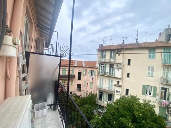 06500 Menton – CENTRE-VILLE – APPARTEMENT 3 PIÈCES AVEC BALCON ET CAVE – DERNIER ÉTAGE