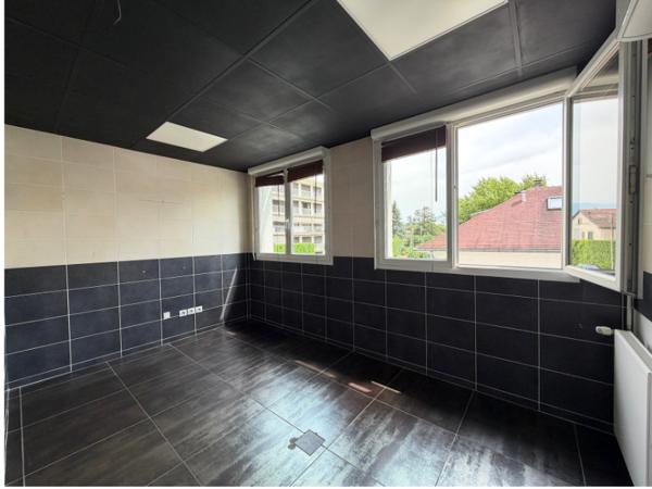 Bureau
         10 pièces
        - 178 m² 238 500 € *