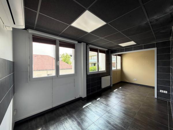 Bureau
         10 pièces
        - 178 m² 238 500 € *