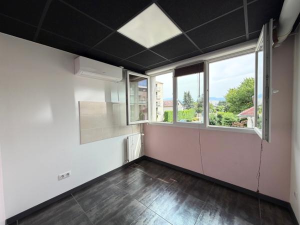 Bureau
         10 pièces
        - 178 m² 238 500 € *