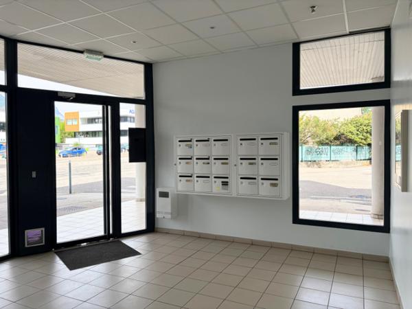 Bureau
         10 pièces
        - 178 m² 238 500 € *