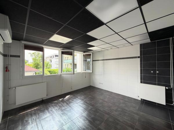 Bureau
         10 pièces
        - 178 m² 238 500 € *