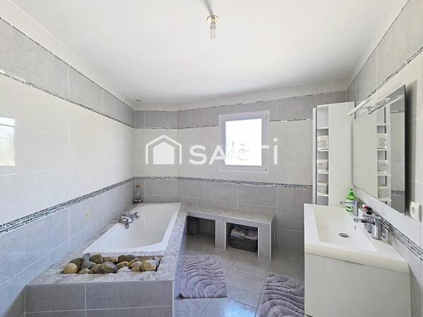 BELLES PRESTATIONS POUR CETTE MAISON AVEC PISCINE