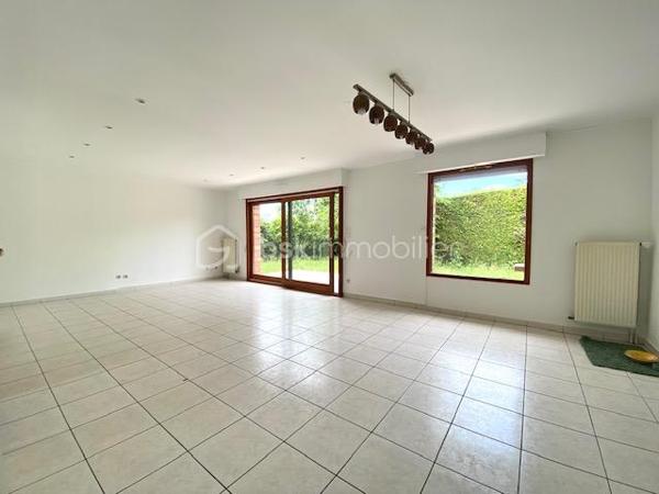 PROCHE CENTRE COMMERCIAL / AUTOROUTE A1
NOUVEAUTE - Venez découvrir ce pavillon totalement individuel de 95m² hab. + Combles aménageable
hall - belle pièce de vie 34m² - cuisine meublée et équipée, wc 
Etage, palier desservant 3 grandes chambres toutes équipées de placards, salle de bain avec baignoire et douche
Grand comble aménageable
garage - parking extérieur
jardin avec terrasse sans vis à vis - clos - passages sur les cotés
Pour toutes visites Sébastien AELBRECHT 06x50x08x81x70