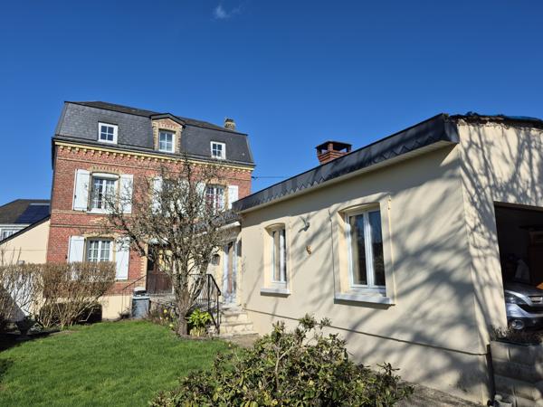 Maison
         6 pièces
        - 130 m² Exclusivité 246 000 € *