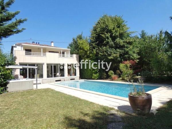 Maison
         8 pièces
        - 235 m² Bien prestige 815 000 € *