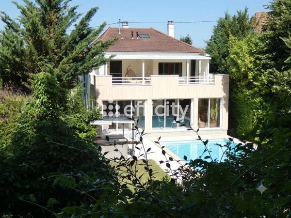 Maison
         8 pièces
        - 235 m² Bien prestige 815 000 € *