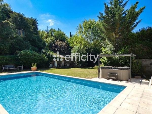Maison
         8 pièces
        - 235 m² Bien prestige 815 000 € *