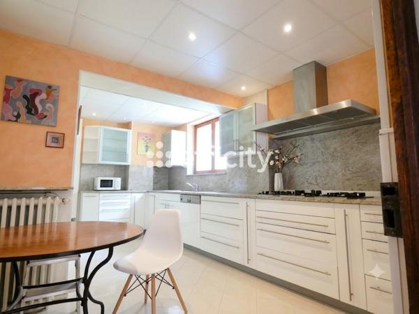 Maison
         8 pièces
        - 235 m² Bien prestige 815 000 € *