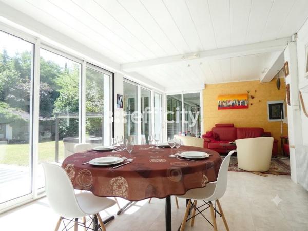 Maison
         8 pièces
        - 235 m² Bien prestige 815 000 € *