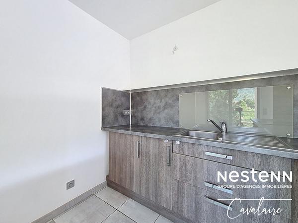 Appartement 3 pièces au calme au premier et dernier étage d'une copropriété intimiste avec stationnement et garage