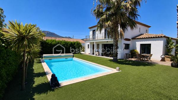 Villa contemporaine de moins de 10 ans, quasi neuve, offrant de très belles prestations et un cadre de vie calme et privilégié. Édifiée sur un terrain d’environ 630 m² exposé sud, cette maison d’environ 130 m² parfaitement entretenue propose un bel espace de vie lumineux avec séjour ouvert sur une grande cuisine moderne (53m²), créant un ensemble convivial et fonctionnel tourné vers l’extérieur.

Vous profiterez d’un jardin nécessitant peu d’entretien, d’une piscine chauffée, d’un agréable pool house avec cuisine d’été, d’un espace extérieur couvert bioclimatique, d’une douche extérieure ainsi que de plusieurs espaces détente soigneusement aménagés, idéals pour les réceptions ou la location estivale.

Les équipements et matériaux sont de qualité : climatisation, menuiseries, électroménager, aménagements extérieurs, finitions…

La maison dispose de 4 chambres confortables dont une suite parentale en rez-de-chaussée avec accès extérieur. Deux chambres bénéficient également d’un accès à une terrasse avec vue dégagée. Nombreux stationnements privatifs.

Un bien rare sur le secteur, idéal pour une famille recherchant confort moderne, tranquillité et qualité de vie.