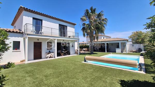Villa contemporaine de moins de 10 ans, quasi neuve, offrant de très belles prestations et un cadre de vie calme et privilégié. Édifiée sur un terrain d’environ 630 m² exposé sud, cette maison d’environ 130 m² parfaitement entretenue propose un bel espace de vie lumineux avec séjour ouvert sur une grande cuisine moderne (53m²), créant un ensemble convivial et fonctionnel tourné vers l’extérieur.

Vous profiterez d’un jardin nécessitant peu d’entretien, d’une piscine chauffée, d’un agréable pool house avec cuisine d’été, d’un espace extérieur couvert bioclimatique, d’une douche extérieure ainsi que de plusieurs espaces détente soigneusement aménagés, idéals pour les réceptions ou la location estivale.

Les équipements et matériaux sont de qualité : climatisation, menuiseries, électroménager, aménagements extérieurs, finitions…

La maison dispose de 4 chambres confortables dont une suite parentale en rez-de-chaussée avec accès extérieur. Deux chambres bénéficient également d’un accès à une terrasse avec vue dégagée. Nombreux stationnements privatifs.

Un bien rare sur le secteur, idéal pour une famille recherchant confort moderne, tranquillité et qualité de vie.