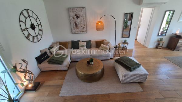 Villa contemporaine de moins de 10 ans, quasi neuve, offrant de très belles prestations et un cadre de vie calme et privilégié. Édifiée sur un terrain d’environ 630 m² exposé sud, cette maison d’environ 130 m² parfaitement entretenue propose un bel espace de vie lumineux avec séjour ouvert sur une grande cuisine moderne (53m²), créant un ensemble convivial et fonctionnel tourné vers l’extérieur.

Vous profiterez d’un jardin nécessitant peu d’entretien, d’une piscine chauffée, d’un agréable pool house avec cuisine d’été, d’un espace extérieur couvert bioclimatique, d’une douche extérieure ainsi que de plusieurs espaces détente soigneusement aménagés, idéals pour les réceptions ou la location estivale.

Les équipements et matériaux sont de qualité : climatisation, menuiseries, électroménager, aménagements extérieurs, finitions…

La maison dispose de 4 chambres confortables dont une suite parentale en rez-de-chaussée avec accès extérieur. Deux chambres bénéficient également d’un accès à une terrasse avec vue dégagée. Nombreux stationnements privatifs.

Un bien rare sur le secteur, idéal pour une famille recherchant confort moderne, tranquillité et qualité de vie.