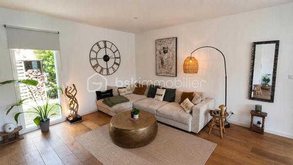 Villa contemporaine de moins de 10 ans, quasi neuve, offrant de très belles prestations et un cadre de vie calme et privilégié. Édifiée sur un terrain d’environ 630 m² exposé sud, cette maison d’environ 130 m² parfaitement entretenue propose un bel espace de vie lumineux avec séjour ouvert sur une grande cuisine moderne (53m²), créant un ensemble convivial et fonctionnel tourné vers l’extérieur.

Vous profiterez d’un jardin nécessitant peu d’entretien, d’une piscine chauffée, d’un agréable pool house avec cuisine d’été, d’un espace extérieur couvert bioclimatique, d’une douche extérieure ainsi que de plusieurs espaces détente soigneusement aménagés, idéals pour les réceptions ou la location estivale.

Les équipements et matériaux sont de qualité : climatisation, menuiseries, électroménager, aménagements extérieurs, finitions…

La maison dispose de 4 chambres confortables dont une suite parentale en rez-de-chaussée avec accès extérieur. Deux chambres bénéficient également d’un accès à une terrasse avec vue dégagée. Nombreux stationnements privatifs.

Un bien rare sur le secteur, idéal pour une famille recherchant confort moderne, tranquillité et qualité de vie.
