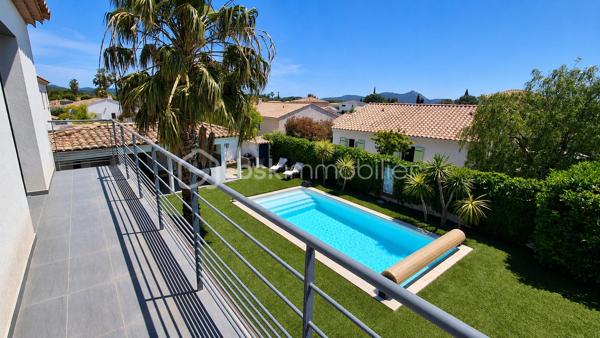 Villa contemporaine de moins de 10 ans, quasi neuve, offrant de très belles prestations et un cadre de vie calme et privilégié. Édifiée sur un terrain d’environ 630 m² exposé sud, cette maison d’environ 130 m² parfaitement entretenue propose un bel espace de vie lumineux avec séjour ouvert sur une grande cuisine moderne (53m²), créant un ensemble convivial et fonctionnel tourné vers l’extérieur.

Vous profiterez d’un jardin nécessitant peu d’entretien, d’une piscine chauffée, d’un agréable pool house avec cuisine d’été, d’un espace extérieur couvert bioclimatique, d’une douche extérieure ainsi que de plusieurs espaces détente soigneusement aménagés, idéals pour les réceptions ou la location estivale.

Les équipements et matériaux sont de qualité : climatisation, menuiseries, électroménager, aménagements extérieurs, finitions…

La maison dispose de 4 chambres confortables dont une suite parentale en rez-de-chaussée avec accès extérieur. Deux chambres bénéficient également d’un accès à une terrasse avec vue dégagée. Nombreux stationnements privatifs.

Un bien rare sur le secteur, idéal pour une famille recherchant confort moderne, tranquillité et qualité de vie.