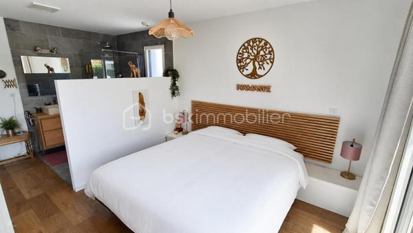 Villa contemporaine de moins de 10 ans, quasi neuve, offrant de très belles prestations et un cadre de vie calme et privilégié. Édifiée sur un terrain d’environ 630 m² exposé sud, cette maison d’environ 130 m² parfaitement entretenue propose un bel espace de vie lumineux avec séjour ouvert sur une grande cuisine moderne (53m²), créant un ensemble convivial et fonctionnel tourné vers l’extérieur.

Vous profiterez d’un jardin nécessitant peu d’entretien, d’une piscine chauffée, d’un agréable pool house avec cuisine d’été, d’un espace extérieur couvert bioclimatique, d’une douche extérieure ainsi que de plusieurs espaces détente soigneusement aménagés, idéals pour les réceptions ou la location estivale.

Les équipements et matériaux sont de qualité : climatisation, menuiseries, électroménager, aménagements extérieurs, finitions…

La maison dispose de 4 chambres confortables dont une suite parentale en rez-de-chaussée avec accès extérieur. Deux chambres bénéficient également d’un accès à une terrasse avec vue dégagée. Nombreux stationnements privatifs.

Un bien rare sur le secteur, idéal pour une famille recherchant confort moderne, tranquillité et qualité de vie.