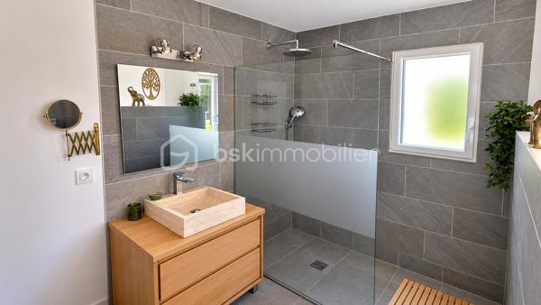 Villa contemporaine de moins de 10 ans, quasi neuve, offrant de très belles prestations et un cadre de vie calme et privilégié. Édifiée sur un terrain d’environ 630 m² exposé sud, cette maison d’environ 130 m² parfaitement entretenue propose un bel espace de vie lumineux avec séjour ouvert sur une grande cuisine moderne (53m²), créant un ensemble convivial et fonctionnel tourné vers l’extérieur.

Vous profiterez d’un jardin nécessitant peu d’entretien, d’une piscine chauffée, d’un agréable pool house avec cuisine d’été, d’un espace extérieur couvert bioclimatique, d’une douche extérieure ainsi que de plusieurs espaces détente soigneusement aménagés, idéals pour les réceptions ou la location estivale.

Les équipements et matériaux sont de qualité : climatisation, menuiseries, électroménager, aménagements extérieurs, finitions…

La maison dispose de 4 chambres confortables dont une suite parentale en rez-de-chaussée avec accès extérieur. Deux chambres bénéficient également d’un accès à une terrasse avec vue dégagée. Nombreux stationnements privatifs.

Un bien rare sur le secteur, idéal pour une famille recherchant confort moderne, tranquillité et qualité de vie.