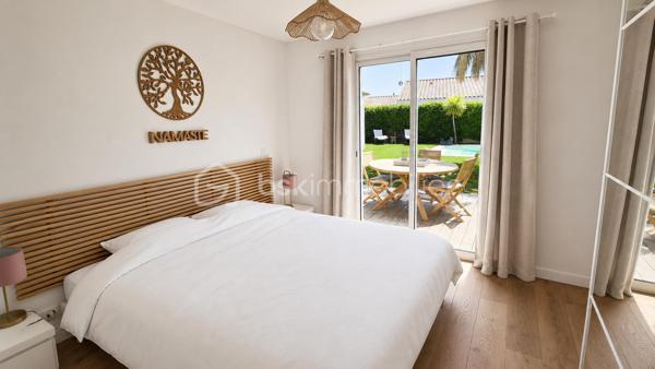 Villa contemporaine de moins de 10 ans, quasi neuve, offrant de très belles prestations et un cadre de vie calme et privilégié. Édifiée sur un terrain d’environ 630 m² exposé sud, cette maison d’environ 130 m² parfaitement entretenue propose un bel espace de vie lumineux avec séjour ouvert sur une grande cuisine moderne (53m²), créant un ensemble convivial et fonctionnel tourné vers l’extérieur.

Vous profiterez d’un jardin nécessitant peu d’entretien, d’une piscine chauffée, d’un agréable pool house avec cuisine d’été, d’un espace extérieur couvert bioclimatique, d’une douche extérieure ainsi que de plusieurs espaces détente soigneusement aménagés, idéals pour les réceptions ou la location estivale.

Les équipements et matériaux sont de qualité : climatisation, menuiseries, électroménager, aménagements extérieurs, finitions…

La maison dispose de 4 chambres confortables dont une suite parentale en rez-de-chaussée avec accès extérieur. Deux chambres bénéficient également d’un accès à une terrasse avec vue dégagée. Nombreux stationnements privatifs.

Un bien rare sur le secteur, idéal pour une famille recherchant confort moderne, tranquillité et qualité de vie.