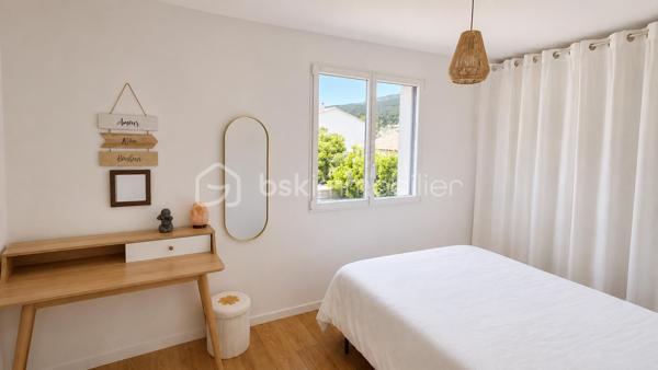 Villa contemporaine de moins de 10 ans, quasi neuve, offrant de très belles prestations et un cadre de vie calme et privilégié. Édifiée sur un terrain d’environ 630 m² exposé sud, cette maison d’environ 130 m² parfaitement entretenue propose un bel espace de vie lumineux avec séjour ouvert sur une grande cuisine moderne (53m²), créant un ensemble convivial et fonctionnel tourné vers l’extérieur.

Vous profiterez d’un jardin nécessitant peu d’entretien, d’une piscine chauffée, d’un agréable pool house avec cuisine d’été, d’un espace extérieur couvert bioclimatique, d’une douche extérieure ainsi que de plusieurs espaces détente soigneusement aménagés, idéals pour les réceptions ou la location estivale.

Les équipements et matériaux sont de qualité : climatisation, menuiseries, électroménager, aménagements extérieurs, finitions…

La maison dispose de 4 chambres confortables dont une suite parentale en rez-de-chaussée avec accès extérieur. Deux chambres bénéficient également d’un accès à une terrasse avec vue dégagée. Nombreux stationnements privatifs.

Un bien rare sur le secteur, idéal pour une famille recherchant confort moderne, tranquillité et qualité de vie.
