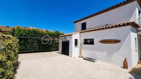 Villa contemporaine de moins de 10 ans, quasi neuve, offrant de très belles prestations et un cadre de vie calme et privilégié. Édifiée sur un terrain d’environ 630 m² exposé sud, cette maison d’environ 130 m² parfaitement entretenue propose un bel espace de vie lumineux avec séjour ouvert sur une grande cuisine moderne (53m²), créant un ensemble convivial et fonctionnel tourné vers l’extérieur.

Vous profiterez d’un jardin nécessitant peu d’entretien, d’une piscine chauffée, d’un agréable pool house avec cuisine d’été, d’un espace extérieur couvert bioclimatique, d’une douche extérieure ainsi que de plusieurs espaces détente soigneusement aménagés, idéals pour les réceptions ou la location estivale.

Les équipements et matériaux sont de qualité : climatisation, menuiseries, électroménager, aménagements extérieurs, finitions…

La maison dispose de 4 chambres confortables dont une suite parentale en rez-de-chaussée avec accès extérieur. Deux chambres bénéficient également d’un accès à une terrasse avec vue dégagée. Nombreux stationnements privatifs.

Un bien rare sur le secteur, idéal pour une famille recherchant confort moderne, tranquillité et qualité de vie.