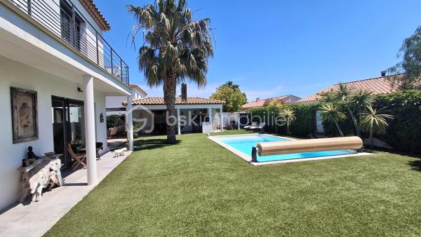 Villa contemporaine de moins de 10 ans, quasi neuve, offrant de très belles prestations et un cadre de vie calme et privilégié. Édifiée sur un terrain d’environ 630 m² exposé sud, cette maison d’environ 130 m² parfaitement entretenue propose un bel espace de vie lumineux avec séjour ouvert sur une grande cuisine moderne (53m²), créant un ensemble convivial et fonctionnel tourné vers l’extérieur.

Vous profiterez d’un jardin nécessitant peu d’entretien, d’une piscine chauffée, d’un agréable pool house avec cuisine d’été, d’un espace extérieur couvert bioclimatique, d’une douche extérieure ainsi que de plusieurs espaces détente soigneusement aménagés, idéals pour les réceptions ou la location estivale.

Les équipements et matériaux sont de qualité : climatisation, menuiseries, électroménager, aménagements extérieurs, finitions…

La maison dispose de 4 chambres confortables dont une suite parentale en rez-de-chaussée avec accès extérieur. Deux chambres bénéficient également d’un accès à une terrasse avec vue dégagée. Nombreux stationnements privatifs.

Un bien rare sur le secteur, idéal pour une famille recherchant confort moderne, tranquillité et qualité de vie.