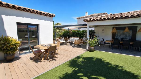 Villa contemporaine de moins de 10 ans, quasi neuve, offrant de très belles prestations et un cadre de vie calme et privilégié. Édifiée sur un terrain d’environ 630 m² exposé sud, cette maison d’environ 130 m² parfaitement entretenue propose un bel espace de vie lumineux avec séjour ouvert sur une grande cuisine moderne (53m²), créant un ensemble convivial et fonctionnel tourné vers l’extérieur.

Vous profiterez d’un jardin nécessitant peu d’entretien, d’une piscine chauffée, d’un agréable pool house avec cuisine d’été, d’un espace extérieur couvert bioclimatique, d’une douche extérieure ainsi que de plusieurs espaces détente soigneusement aménagés, idéals pour les réceptions ou la location estivale.

Les équipements et matériaux sont de qualité : climatisation, menuiseries, électroménager, aménagements extérieurs, finitions…

La maison dispose de 4 chambres confortables dont une suite parentale en rez-de-chaussée avec accès extérieur. Deux chambres bénéficient également d’un accès à une terrasse avec vue dégagée. Nombreux stationnements privatifs.

Un bien rare sur le secteur, idéal pour une famille recherchant confort moderne, tranquillité et qualité de vie.