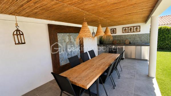 Villa contemporaine de moins de 10 ans, quasi neuve, offrant de très belles prestations et un cadre de vie calme et privilégié. Édifiée sur un terrain d’environ 630 m² exposé sud, cette maison d’environ 130 m² parfaitement entretenue propose un bel espace de vie lumineux avec séjour ouvert sur une grande cuisine moderne (53m²), créant un ensemble convivial et fonctionnel tourné vers l’extérieur.

Vous profiterez d’un jardin nécessitant peu d’entretien, d’une piscine chauffée, d’un agréable pool house avec cuisine d’été, d’un espace extérieur couvert bioclimatique, d’une douche extérieure ainsi que de plusieurs espaces détente soigneusement aménagés, idéals pour les réceptions ou la location estivale.

Les équipements et matériaux sont de qualité : climatisation, menuiseries, électroménager, aménagements extérieurs, finitions…

La maison dispose de 4 chambres confortables dont une suite parentale en rez-de-chaussée avec accès extérieur. Deux chambres bénéficient également d’un accès à une terrasse avec vue dégagée. Nombreux stationnements privatifs.

Un bien rare sur le secteur, idéal pour une famille recherchant confort moderne, tranquillité et qualité de vie.