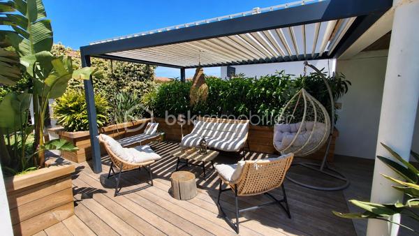 Villa contemporaine de moins de 10 ans, quasi neuve, offrant de très belles prestations et un cadre de vie calme et privilégié. Édifiée sur un terrain d’environ 630 m² exposé sud, cette maison d’environ 130 m² parfaitement entretenue propose un bel espace de vie lumineux avec séjour ouvert sur une grande cuisine moderne (53m²), créant un ensemble convivial et fonctionnel tourné vers l’extérieur.

Vous profiterez d’un jardin nécessitant peu d’entretien, d’une piscine chauffée, d’un agréable pool house avec cuisine d’été, d’un espace extérieur couvert bioclimatique, d’une douche extérieure ainsi que de plusieurs espaces détente soigneusement aménagés, idéals pour les réceptions ou la location estivale.

Les équipements et matériaux sont de qualité : climatisation, menuiseries, électroménager, aménagements extérieurs, finitions…

La maison dispose de 4 chambres confortables dont une suite parentale en rez-de-chaussée avec accès extérieur. Deux chambres bénéficient également d’un accès à une terrasse avec vue dégagée. Nombreux stationnements privatifs.

Un bien rare sur le secteur, idéal pour une famille recherchant confort moderne, tranquillité et qualité de vie.