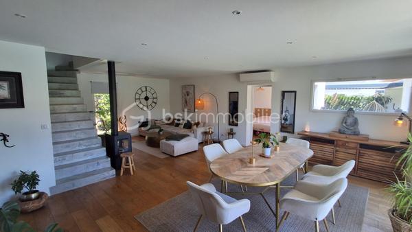 Villa contemporaine de moins de 10 ans, quasi neuve, offrant de très belles prestations et un cadre de vie calme et privilégié. Édifiée sur un terrain d’environ 630 m² exposé sud, cette maison d’environ 130 m² parfaitement entretenue propose un bel espace de vie lumineux avec séjour ouvert sur une grande cuisine moderne (53m²), créant un ensemble convivial et fonctionnel tourné vers l’extérieur.

Vous profiterez d’un jardin nécessitant peu d’entretien, d’une piscine chauffée, d’un agréable pool house avec cuisine d’été, d’un espace extérieur couvert bioclimatique, d’une douche extérieure ainsi que de plusieurs espaces détente soigneusement aménagés, idéals pour les réceptions ou la location estivale.

Les équipements et matériaux sont de qualité : climatisation, menuiseries, électroménager, aménagements extérieurs, finitions…

La maison dispose de 4 chambres confortables dont une suite parentale en rez-de-chaussée avec accès extérieur. Deux chambres bénéficient également d’un accès à une terrasse avec vue dégagée. Nombreux stationnements privatifs.

Un bien rare sur le secteur, idéal pour une famille recherchant confort moderne, tranquillité et qualité de vie.