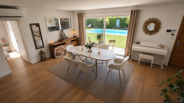 Villa contemporaine de moins de 10 ans, quasi neuve, offrant de très belles prestations et un cadre de vie calme et privilégié. Édifiée sur un terrain d’environ 630 m² exposé sud, cette maison d’environ 130 m² parfaitement entretenue propose un bel espace de vie lumineux avec séjour ouvert sur une grande cuisine moderne (53m²), créant un ensemble convivial et fonctionnel tourné vers l’extérieur.

Vous profiterez d’un jardin nécessitant peu d’entretien, d’une piscine chauffée, d’un agréable pool house avec cuisine d’été, d’un espace extérieur couvert bioclimatique, d’une douche extérieure ainsi que de plusieurs espaces détente soigneusement aménagés, idéals pour les réceptions ou la location estivale.

Les équipements et matériaux sont de qualité : climatisation, menuiseries, électroménager, aménagements extérieurs, finitions…

La maison dispose de 4 chambres confortables dont une suite parentale en rez-de-chaussée avec accès extérieur. Deux chambres bénéficient également d’un accès à une terrasse avec vue dégagée. Nombreux stationnements privatifs.

Un bien rare sur le secteur, idéal pour une famille recherchant confort moderne, tranquillité et qualité de vie.