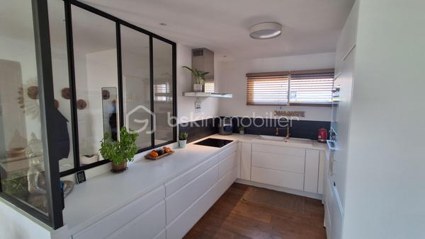 Villa contemporaine de moins de 10 ans, quasi neuve, offrant de très belles prestations et un cadre de vie calme et privilégié. Édifiée sur un terrain d’environ 630 m² exposé sud, cette maison d’environ 130 m² parfaitement entretenue propose un bel espace de vie lumineux avec séjour ouvert sur une grande cuisine moderne (53m²), créant un ensemble convivial et fonctionnel tourné vers l’extérieur.

Vous profiterez d’un jardin nécessitant peu d’entretien, d’une piscine chauffée, d’un agréable pool house avec cuisine d’été, d’un espace extérieur couvert bioclimatique, d’une douche extérieure ainsi que de plusieurs espaces détente soigneusement aménagés, idéals pour les réceptions ou la location estivale.

Les équipements et matériaux sont de qualité : climatisation, menuiseries, électroménager, aménagements extérieurs, finitions…

La maison dispose de 4 chambres confortables dont une suite parentale en rez-de-chaussée avec accès extérieur. Deux chambres bénéficient également d’un accès à une terrasse avec vue dégagée. Nombreux stationnements privatifs.

Un bien rare sur le secteur, idéal pour une famille recherchant confort moderne, tranquillité et qualité de vie.