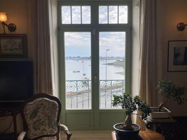 Superbe maison de maître vue mer Port Louis sous offre