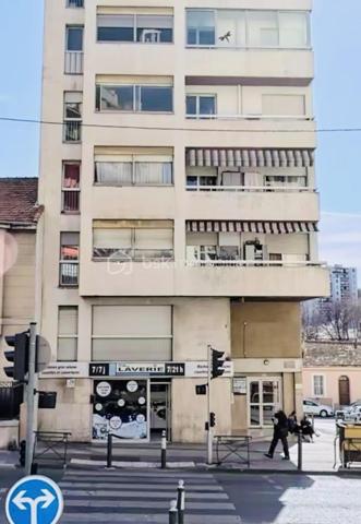 Appartement T4 idéal investisseur

Situé au 2ᵉ étage d’une résidence avec ascenseur, cet appartement de type 4 représente une excellente opportunité pour un investisseur.

Le logement sera libre de toute occupation à compter de juillet, offrant ainsi la possibilité d’une mise en location immédiate ou d’une occupation personnelle.

Il se compose de :

Trois chambres spacieuses,
Un séjour lumineux donnant accès à un balcon,
Une cuisine indépendante,
Une salle de bains,
WC séparés,
Espaces de rangement.
L’immeuble est équipé d’un ascenseur, apportant un confort supplémentaire au quotidien.

Grâce à sa configuration fonctionnelle et à ses trois chambres, cet appartement offre un fort potentiel locatif et convient parfaitement à un projet d’investissement.